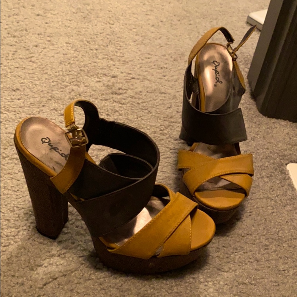 Open toe heel sandals
